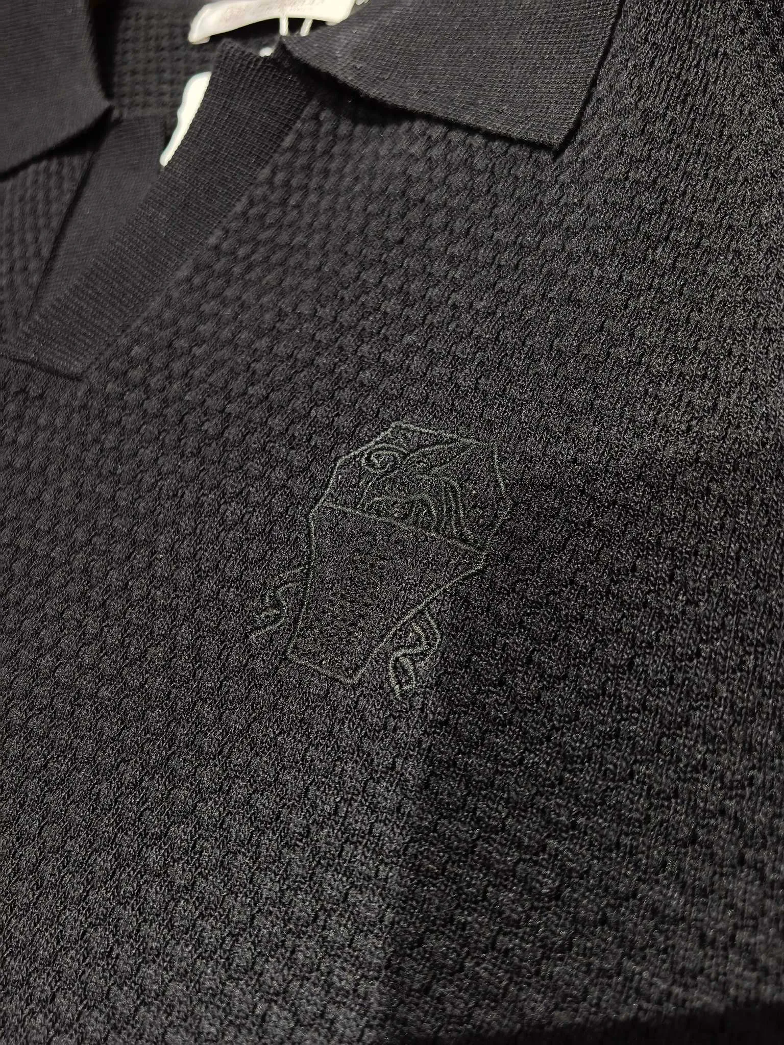 The counter is synchronized with Brunello Cucinelli 🇮🇹BC 2026/ss New Arrival knitted sweater with logo embroidery on the chest. The fabric is perfectly made with 14 needles of imported machines. The counter restores the upper body spirit in a one-to-one manner. Comfortable Breathable. Slim fit. Color Black Sizes S M L XL